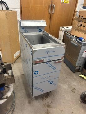 RET52827 - Blue Seal Fastfri FF18 Single V-Tank, Twin Basket 18Ltr Gas Fryer 400mm (CK2719)